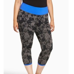SOLD‼️ Torrid Active Heart Print Cropped Leggings